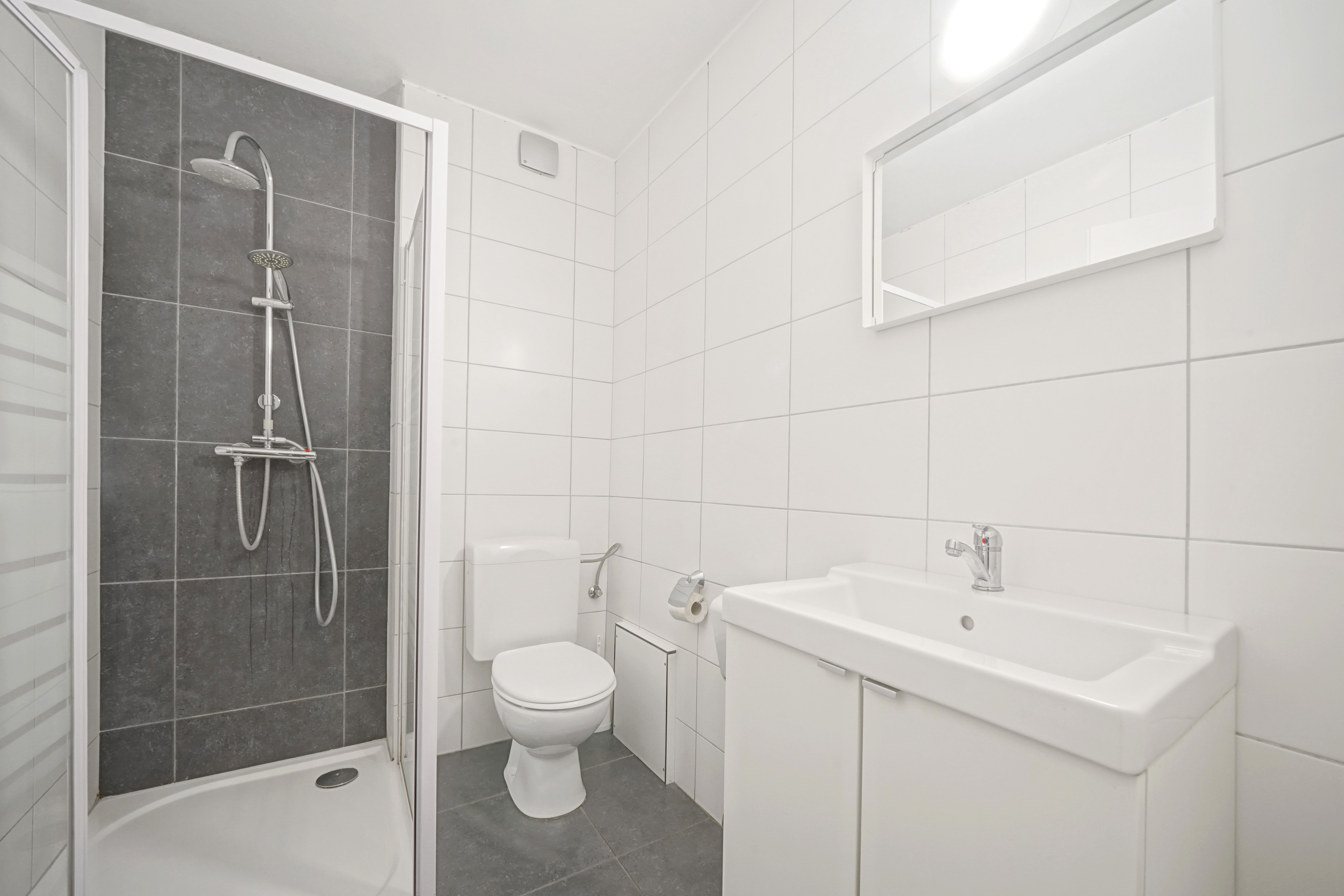 SIQUET F BATHROOM.JPG